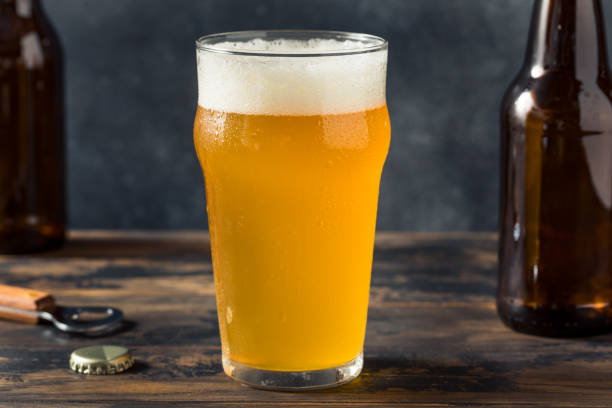 cerveza fría refrescante boozy farmhouse ale - cerveza tipo ale fotografías e imágenes de stock