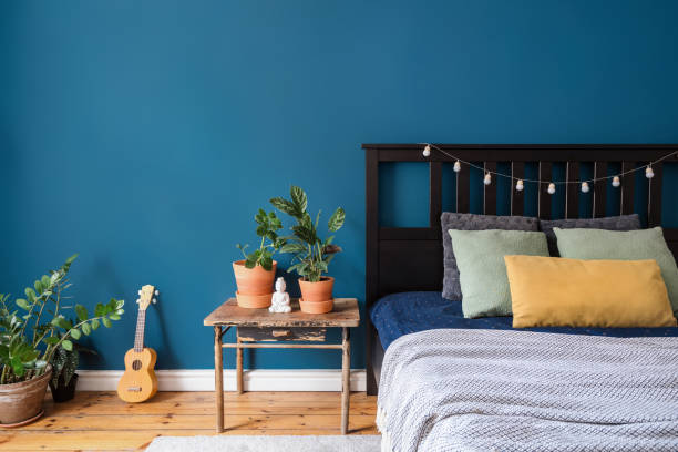 acogedor dormitorio en apartamento con interior bohemio - bedroom blue bed domestic room fotografías e imágenes de stock