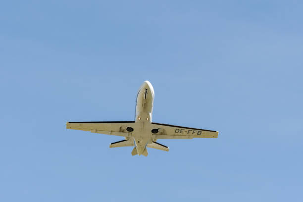 cessna 510 citation mustang odjeżdża z lotniska altenrhein w szwajcarii - cessna_510 zdjęcia i obrazy z banku zdjęć