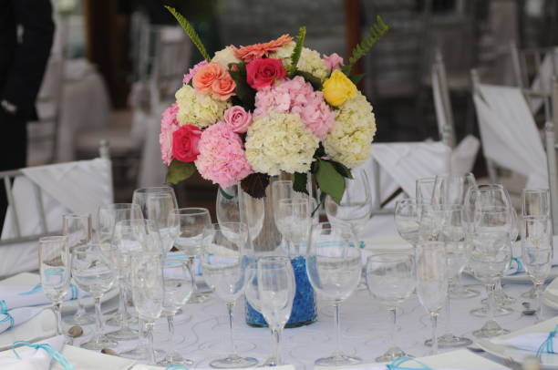 hochzeit blumenarrangements - restaurant banquet table wedding reception stock-fotos und bilder