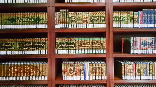 biblioteca religiosa da mesquita mohammed al ameen também conhecida como mesquita bahwan, localizada em bawshar, mascate, omã - islam mosque oman greater masqat - fotografias e filmes do acervo