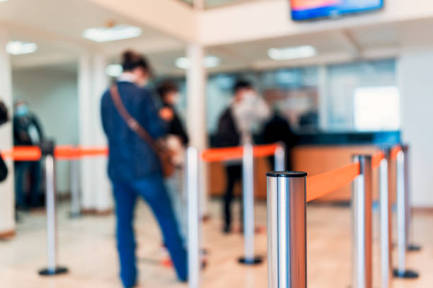 fila di persone al cassiere della banca sfondo sfocato - attività bancaria foto e immagini stock