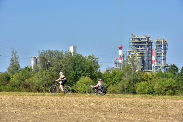 refinería omv en schwechat - omv fotografías e imágenes de stock