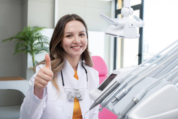 mujer dentista - confidence toothy smile thumbs up ok sign fotografías e imágenes de stock