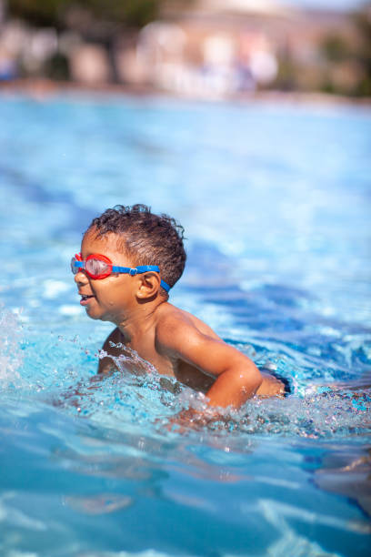 niño de 3 años nadando en la entrada de la piscina - early teens child swimming pool swimming fotografías e imágenes de stock