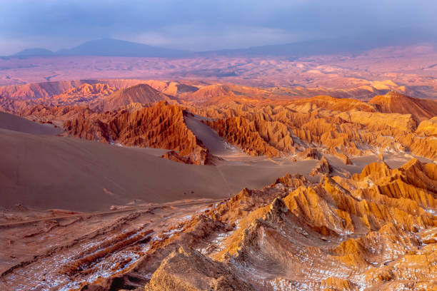 ムーン バレー、夕暮れ時のヴァッレ デ ラ ルナ、アタカマ砂漠、チリ、南米 - 壮大な景観 ストックフォトと画像