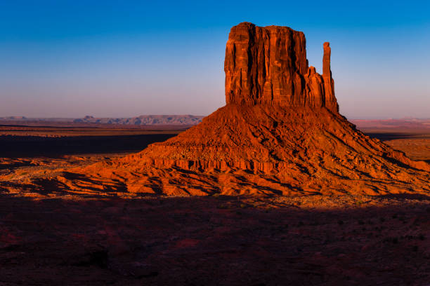 the mittens, buttes en monument valley al amanecer, arizona y utah, ee.uu. - canyon plateau large majestic fotografías e imágenes de stock