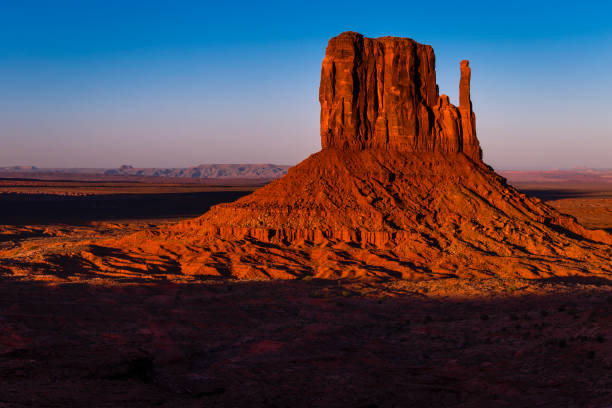 The Mittens, buttes in Monument Valley at sunrise, Arizona and Utah, USA The Mittens, buttes in Monument Valley at sunrise, Arizona and Utah, United States butte rocky outcrop stock pictures, royalty-free photos & images