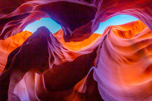 cânion de caça-níqueis iluminado pela luz solar, page, arizona, eua - lower antelope canyon - fotografias e filmes do acervo