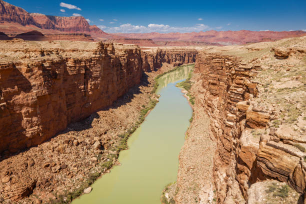 colorado river e glen canyon em canyonlands, moab, utah, eua - canyonlands national park utah mesa arch natural arch - fotografias e filmes do acervo