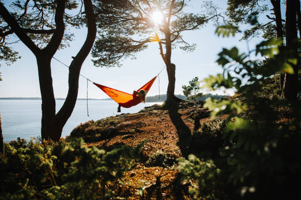 przygody na świeżym powietrzu w norwegii: hamak relaksu na łonie natury - summer idyllic carefree expressing positivity zdjęcia i obrazy z banku zdjęć