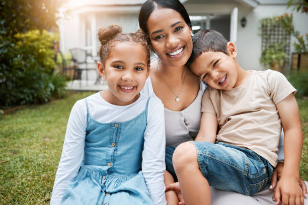 unión familiar, sonriendo y disfrutando de una nueva casa, jardín y patio trasero como inversores inmobiliarios, propietarios y compradores. retrato de madre soltera, hijo e hija con seguro de hogar sentados juntos - family single mother black mother fotografías e imágenes de stock