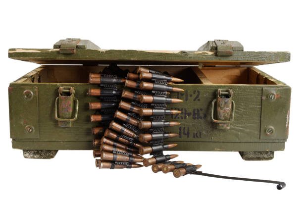 caja verde del ejército con cinturón de municiones - bullet belt ammunition cartridge fotografías e imágenes de stock
