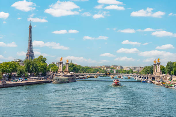 torre eiffel nella città di parigi - four seasons symbol season spring foto e immagini stock