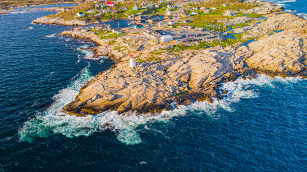 leuchtturm von einer antenne aus gesehen in peggy's cove, nova scotia, kanada - lighthouse reef stock-fotos und bilder