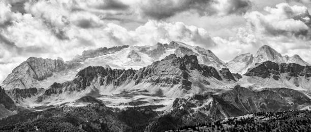 glacier de marmolada en noir et blanc - moraine photos et images de collection
