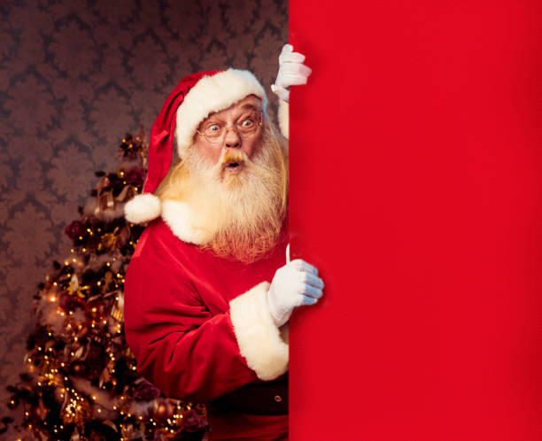 weihnachtsmann zeigt auf leere banner - santa stock-fotos und bilder