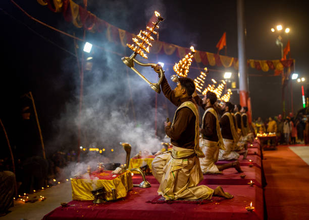 les gens adorent la rivière ganga à varanasi - india ganges river indian culture varanasi photos et images de collection