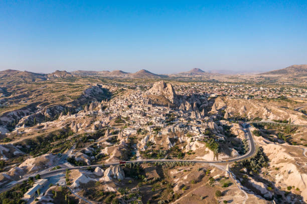 vista aérea del castillo de roca natural de uchisar en capadocia, turquía. - goreme rural scene sandstone color image fotografías e imágenes de stock