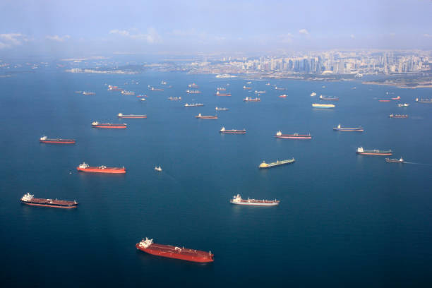 blick auf dichte bootsreihen auf den gewässern von singapur - singapore shipping cargo container nautical vessel stock-fotos und bilder