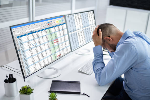 triste empleado cansado de la factura de codificación médica - hoja de cálculo fotografías e imágenes de stock