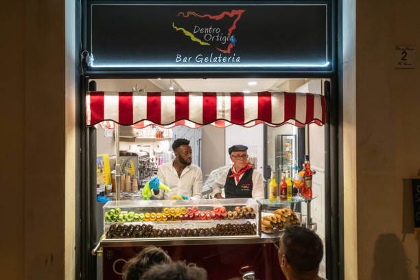 vendedores de helados en siracusa - dessert buffet italian culture food fotografías e imágenes de stock