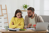 junges-paar-diskutiert-familienbudget-am-tisch-im-wohnzimmer.jpg?b=1&s=170x170&k=20&c=bVz9XN2HInzP1hUXhV35qCztsy4pYcplXdBP3KRXCMY=