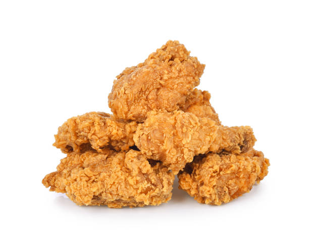 montón de pollo frito aislado sobre blanco - pollos de comida rápida  fotografías e imágenes de stock