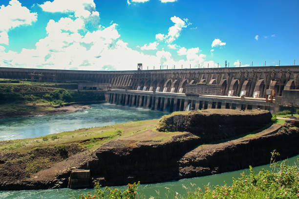 point de vue du barrage d’itaipu à foz do iguazu - itaipu dam photos et images de collection