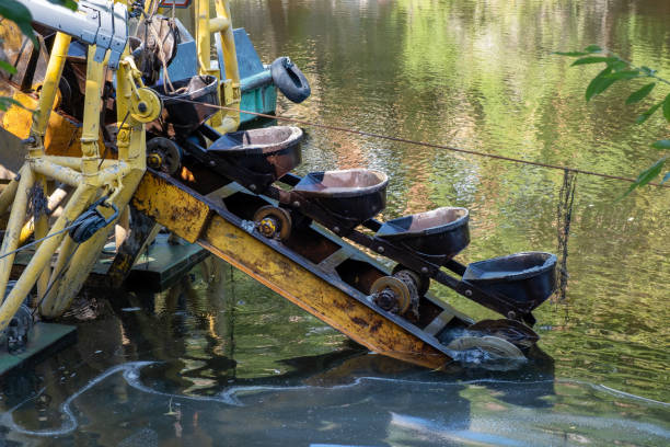 baggerarbeiten bagger - industrial ship earth mover barge yellow stock-fotos und bilder