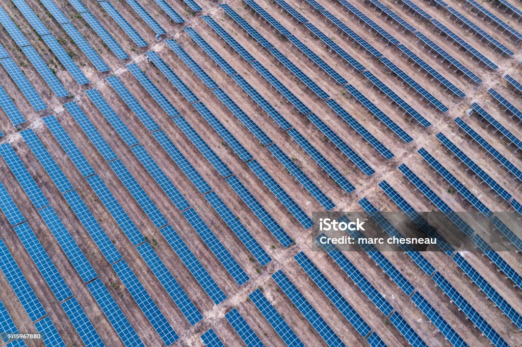 un champ de panneaux solaires A field of photovoltaic solar panels Aerial View Stock Photo