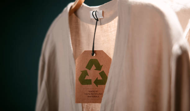재활용 제품 개념. 유기농 면화 재활용 천. 폐기물 제로. 환경 관리, 재사용, 지속 가능한 라이프 스타일을위한 재생 가능. 태그에 재활용 아이콘 표시 - fashion industry textile man made material green 뉴스 사진 이미지