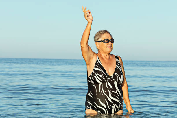 упражнения старшие - body care power swimming goggles swimming стоковые фото и изображения