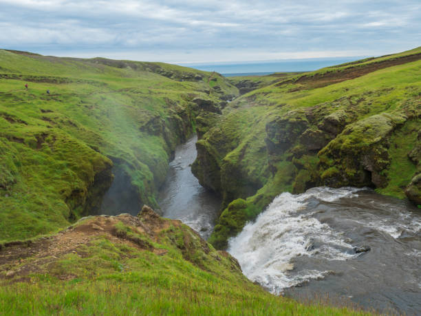 belle cascade sur la rivière skoga sans personne sur le célèbre sentier fimmvorduhals deuxième partie du trek de laugavegur. paysage d’été par une journée ensoleillée. incroyable dans la nature. août 2019, sud de l’islande - fimmvorduhals photos et images de collection