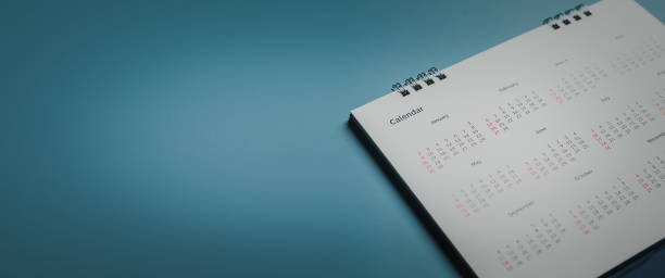 カレンダーイベントプランナーカレンダーの刺繍された赤いピン、スケジュールを整理する時刻表を設定する時計、ビジネスミーティングや旅行計画コンセプトの計画。 - calendar deadline personal organizer thumbtack ストックフォトと画像