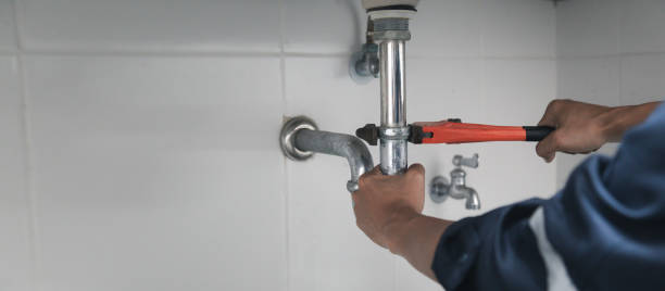 encanador masculino usando chave inglesa para consertar pia vazando no banheiro de casa. - valve water pipe leaking faucet - fotografias e filmes do acervo