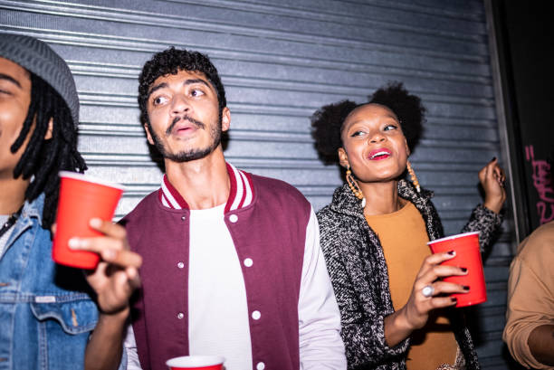 amigos de fiesta en la calle por la noche - young adult lifestyles city life drinking fotografías e imágenes de stock