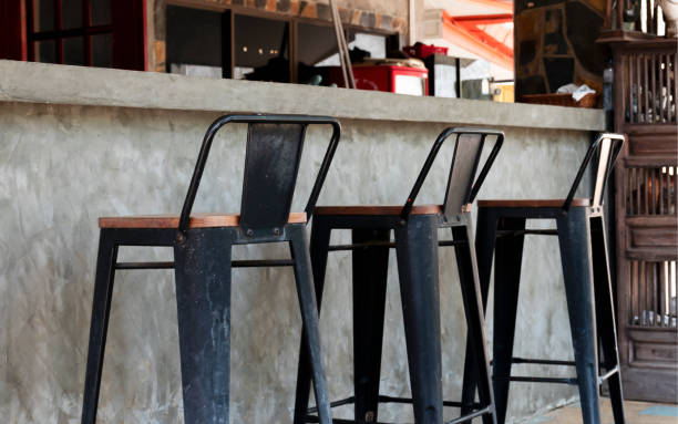 stołek barowy ze stali czarnej z listwą dolną - bar stool chair cafe zdjęcia i obrazy z banku zdjęć