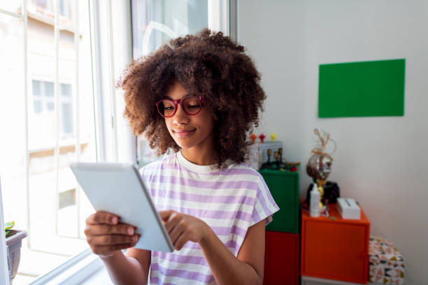 brazylijska dziewczyna w klasie za pomocą cyfrowego tabletu - glasses child little girls african ethnicity zdjęcia i obrazy z banku zdjęć