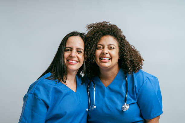 웃는 여성 의료 전문가의 초상화 - real people blue white friendship 뉴스 사진 이미지