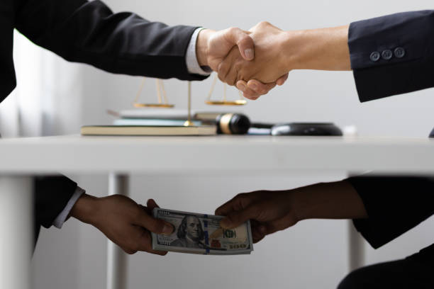 Business people shaking hands and Give an under-the-table bribe to an attorney to help a lawyer win a court case. Bribery and Kickback Ideas Fraud and Fraud Business people shaking hands and Give an under-the-table bribe to an attorney to help a lawyer win a court case. Bribery and Kickback Ideas Fraud and Fraud conspiracy stock pictures, royalty-free photos & images