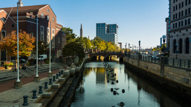Providence is the capital and most populous city of the state of Rhode Island and is one of the oldest cities in the United States. waterplace park, memorial park con la columna conmemorativa de la primera guerra mundial y greenway en providence, rhode island. parte de la historia temprana de la providencia, sirviendo como un recordatorio del agua que cubría el área una vez conocida