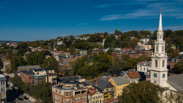 college hill nachbarschaft von providence, rhode island mit der first baptist church of providence, auch bekannt als das first baptist meetinghouse. - first baptist meetinghouse stock-fotos und bilder