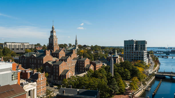 College Hill neighborhood with Providence County Courthouse and other famous landmarks of the city. el horizonte de providence junto con el río providence, incluye el palacio de justicia del condado de providence y el memorial de la primera guerra mundial, la primera iglesia unitaria de providence y otros. vista aérea de providence, rhode island, en un