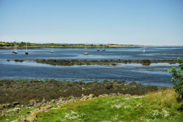 kinvara bay en irlande, country galway, près du château de dunguaire. août 2022 faible niveau d’eau en raison de la sécheresse - kinvara photos et images de collection