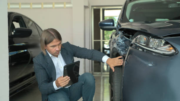 kontrola uszkodzeń samochodu po wypadku - car insurance insurance agent damaged zdjęcia i obrazy z banku zdjęć