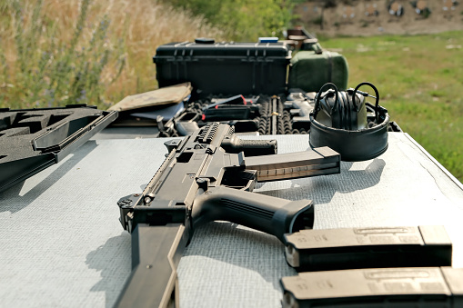el arma militar yace sobre la mesa. pistola. armas en el campo de tiro photo