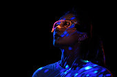 metaverse-digitale-cyber-welt-technologie-mann-mit-virtual-reality-vr-brille-die-ar-augmented.jpg?b=1&s=170x170&k=20&c=8WHWRHnIJm5h-eDa2vaE3uTwS_xhCkrKBYj-T5q2j6Y=