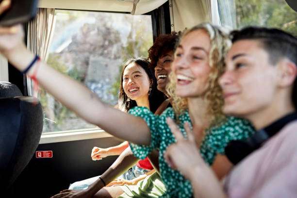 amigas felices tomándose selfie a bordo del autobús - bus coach bus travel red fotografías e imágenes de stock