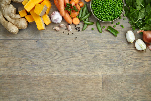 condimento fresco y colorido sobre un fondo de mesa de cocina de madera - cooking domestic kitchen vegetable soup fotografías e imágenes de stock